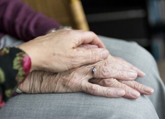 Co przysługuje seniorowi po 75 roku życia?
